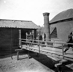 Västra Skrekarhyttan får besök omkring 1915